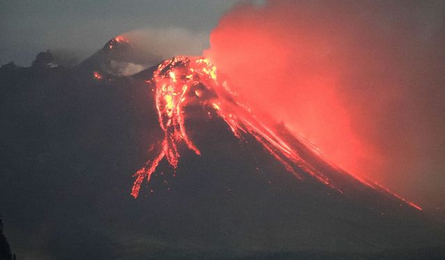 İtalya'da Etna Yanardağı yeniden faaliyete geçti