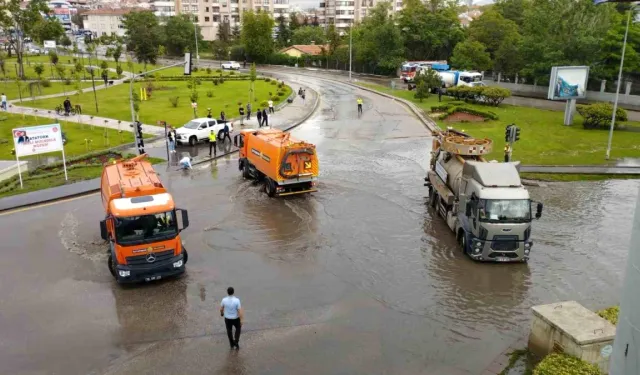 Ankara'da sağanak: Yollar göle döndü