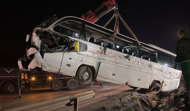 Bursa'da öğrenci otobüsü devrildi: 3 ölü, 44 yaralı