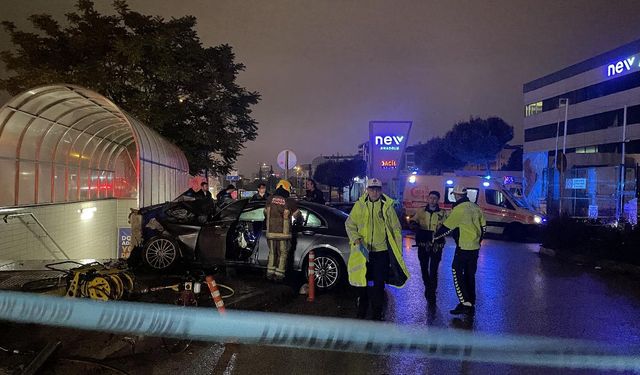 Metro hattının duvarına çarpan otomobildeki 3 kişi hayatını kaybetti