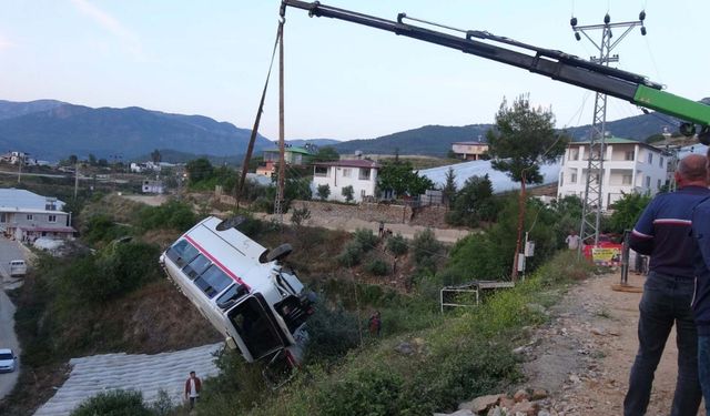 Mersin’de okul servisi şarampole yuvarlandı: 6’sı öğrenci 7 yaralı