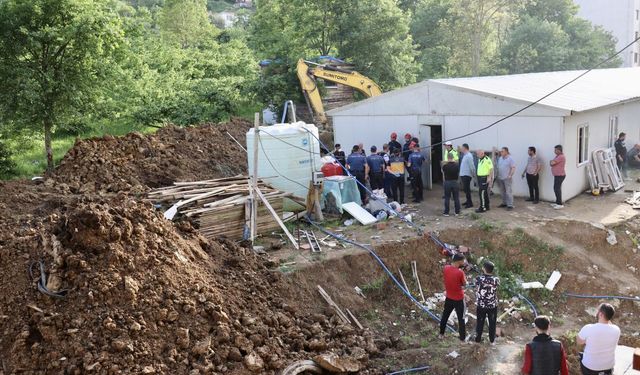 Çukura boru yerleştirirken göçük altında kalan işçi hayatını kaybetti