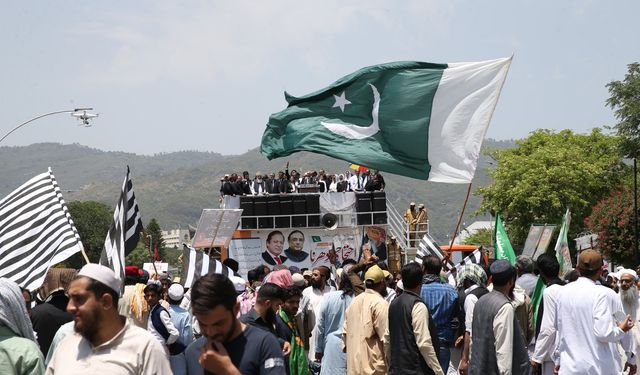 Pakistan’da, Anayasa Mahkemesi protesto ediliyor