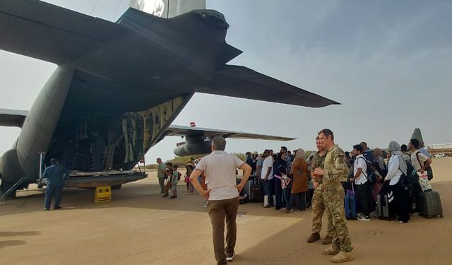 Sudan'daki çatışmalar nedeniyle 1961 Türk vatandaşı tahliye edildi