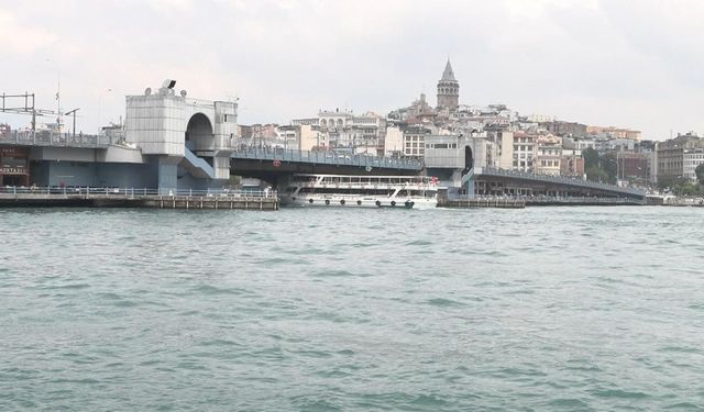 Tur teknesi Galata Köprüsü'ne çarptı