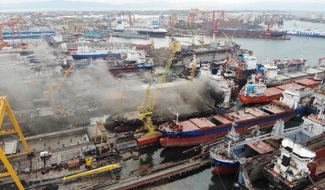 Tuzla'da tersanedeki yük gemisinde çıkan yangın söndürüldü