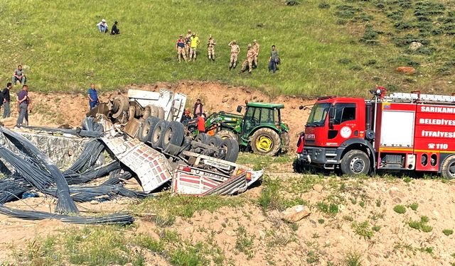 Kars'ta demir yüklü tır devrildi: 2 ölü