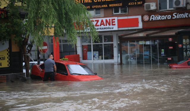 Ankara'da sağanak sele döndü