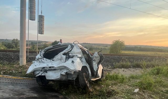 İstanbul'da yolcu treni hemzemin geçitte otomobile çarptı