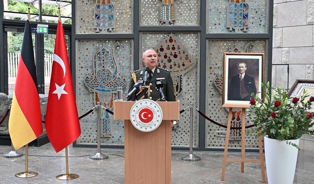 Almanya, Türk komutan Yılmaz Çetin'e nişan takdim etti