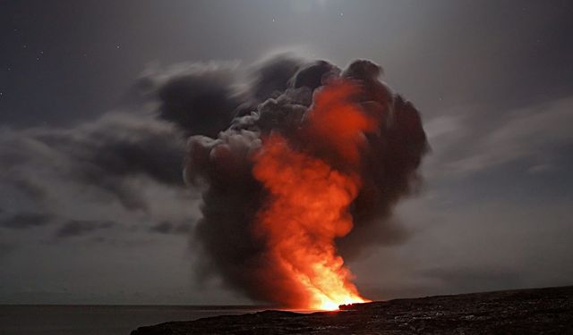 Endonezya'da Anak Krakatau Yanardağı faaliyete geçti