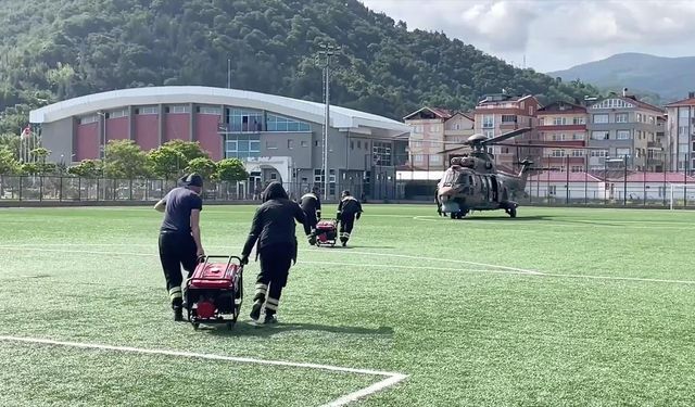 Elektriği kesilen köylere helikopterle jeneratör taşındı