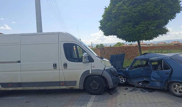 12 yaşındaki çocuğun kullandığı otomobil kamyonetle çarpıştı, 5 kişi yaralandı