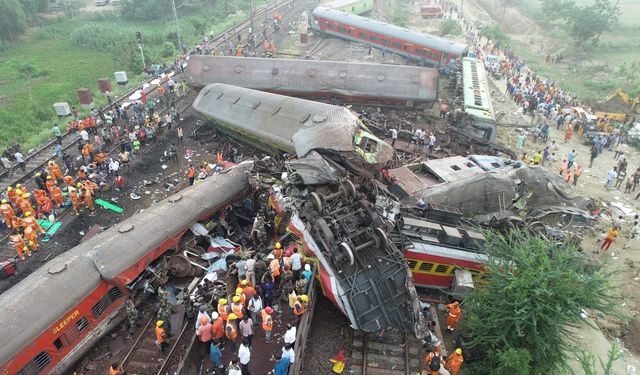 Hindistan'daki tren kazasında ölü sayısı 288'e yükseldi