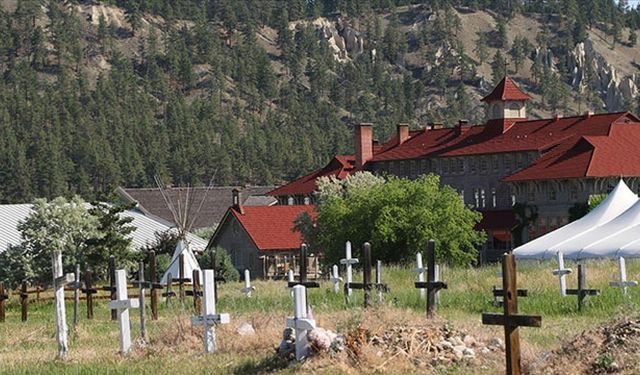 Kanada'daki bir yatılı kilise okulunun alanında 88 kayıtsız mezar bulundu