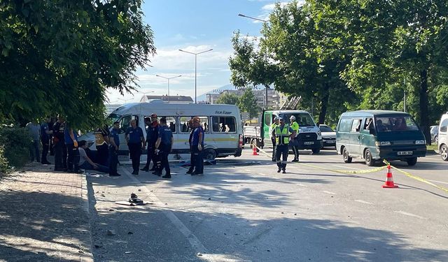 Bursa'da servis minibüsü ile otomobil çarpıştı: 1 ölü, 9 yaralı