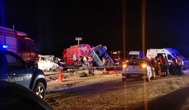 Gaziantep'te iki otomobil kafa kafaya çarpıştı: 6 ölü, 1 yaralı