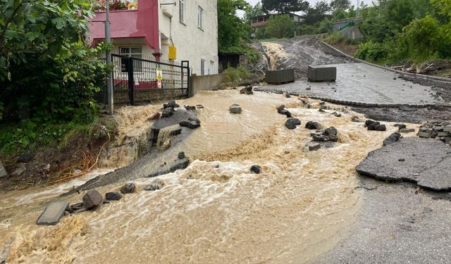 Samsun'u sel vurdu: Dereler taştı, okullar tatil edildi