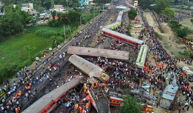 Hindistan'daki tren kazasında ölü sayısı 290'a yükseldi