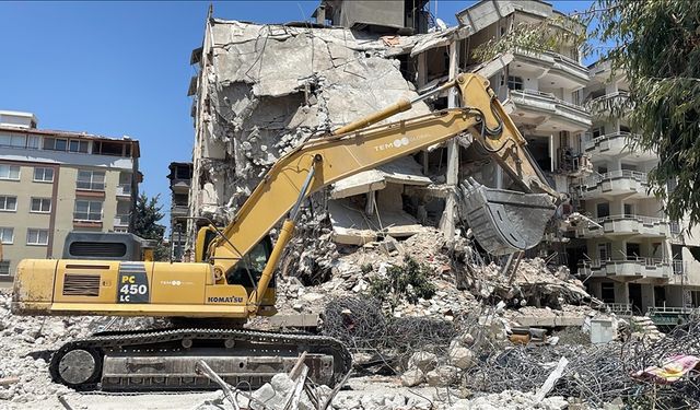 Hatay'da ağır hasarlı binaların yıkımı devam ediyor