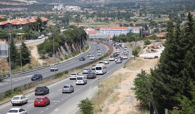 Tatil dönüşü trafiği sürüyor