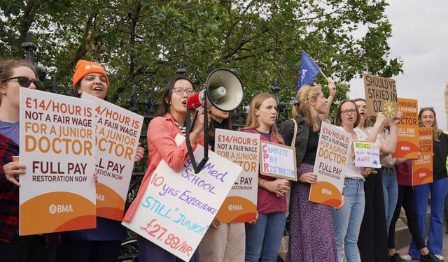 İngiltere'de doktorların en uzun grevi başladı