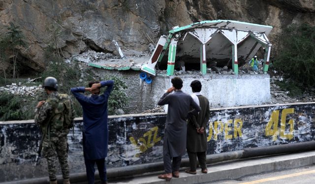 Pakistan’da camide intihar saldırısı: 1 ölü