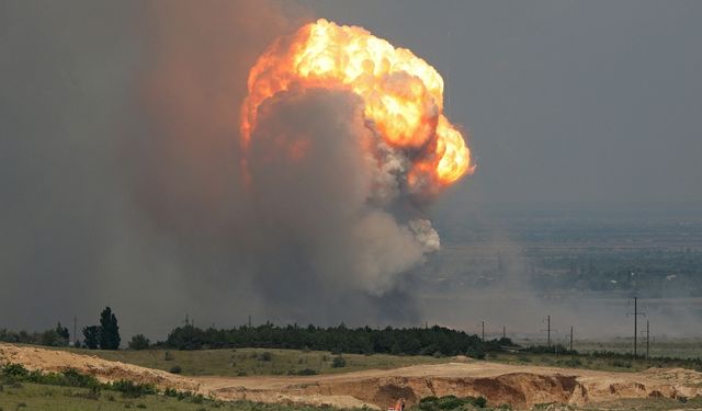 Kırım’da askeri üstte yangın: 2 bin kişi tahliye edildi