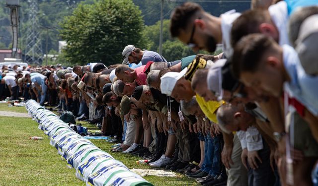 Srebrenitsa soykırımının 30 kurbanı daha toprağa verildi