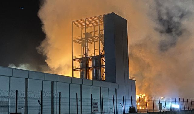 Tekirdağ'da kağıt fabrikasında çıkan yangın