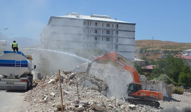 Kahramanmaraş'ta ağır hasarlı binaların yıkımı sürüyor