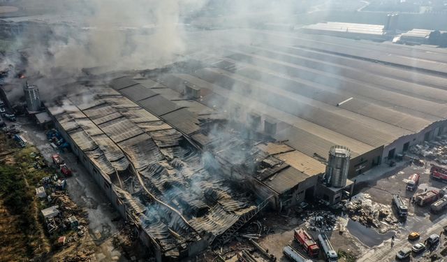 Bursa'da 10 fabrikayı etkileyen yangının boyutu gün ağarınca ortaya çıktı