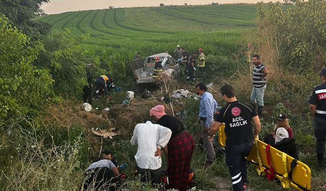 Bursa'da tarım işçilerini taşıyan araç kaza yaptı: 3 ölü, 11 yaralı