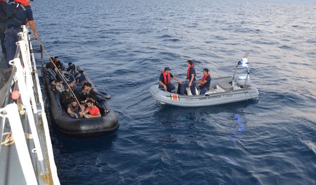 Sürüklenen bottaki 24 düzensiz göçmen kurtarıldı