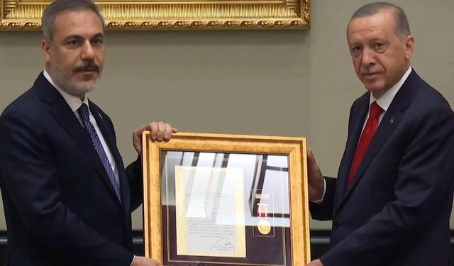 Erdoğan'dan Hakan Fidan'a "üstün hizmet madalyası"