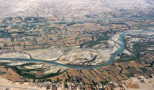 İranlı uzmanlar, Afganistan ile tartışmaya yol açan Hilmend Nehri'nde incelemede bulundu