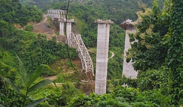 Hindistan'da demir yolu köprüsünün çökmesi nedeniyle 17 kişi hayatını kaybetti