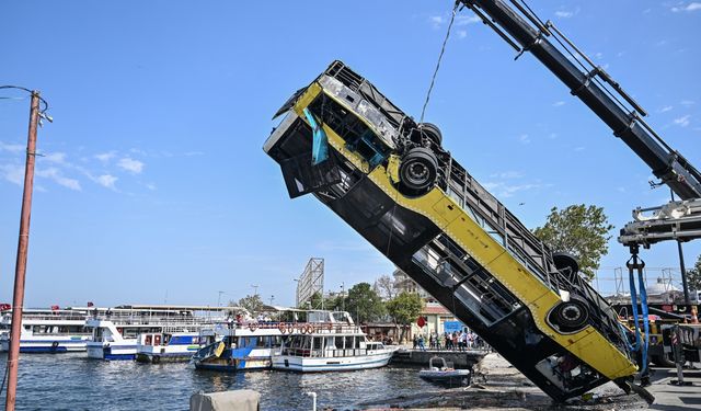 Eminönü'nde denize düşen İETT otobüsü çıkarıldı