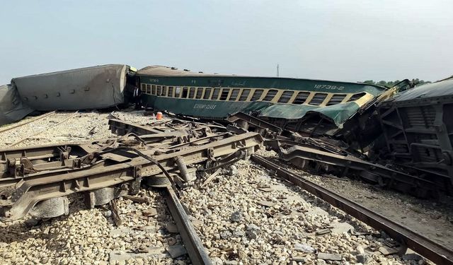 Pakistan'daki treni kazasında ölü sayısı 30'a yükseldi