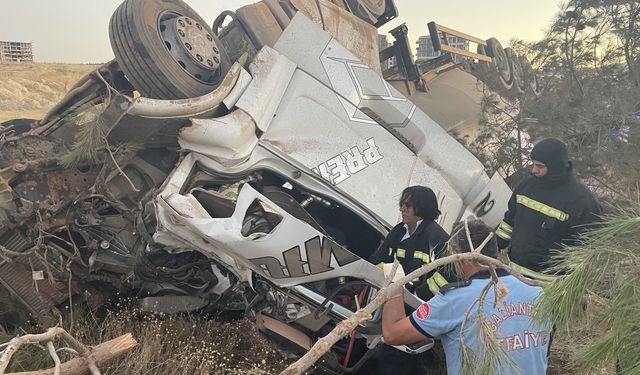 Gaziantep'te araçla çarpışan tırın sürücüsü hayatını kaybetti