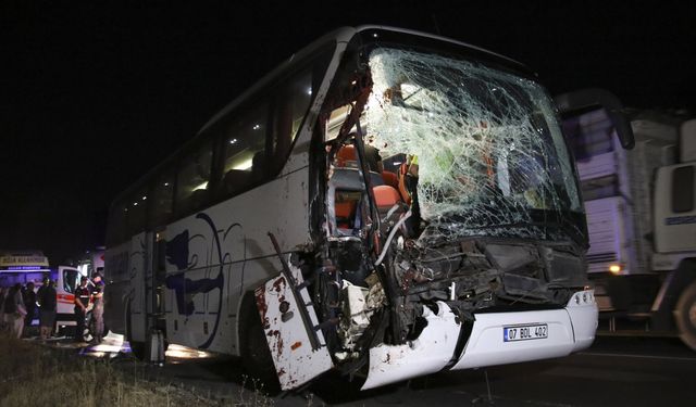 Uşak'ta yolcu otobüsü tıra arkadan çarptı: 15 yaralı