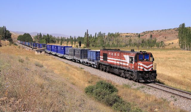 Trenler deprem bölgesine 3 bin vagondan fazla yardım taşıdı