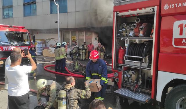 İstanbul'da iş merkezinde yangın: 9 kişi kurtarıldı