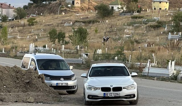 Yüksekova'da mezarlıkta yer kalmadı, mezarlar yola taştı