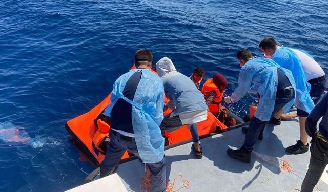 İzmir açıklarında 20 düzensiz göçmen kurtarıldı