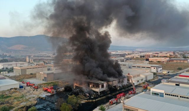 Manisa'da geri dönüşüm fabrikasında çıkan yangın kontrol altına alındı