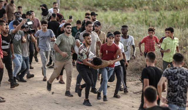 İzmir açıklarında 104 düzensiz göçmen yakalandı