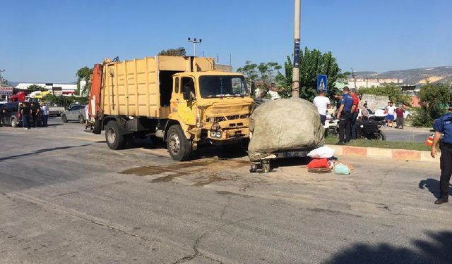 Mersin'de çöp kamyonu ile pikabın çarpışması sonucu 4 kişi öldü