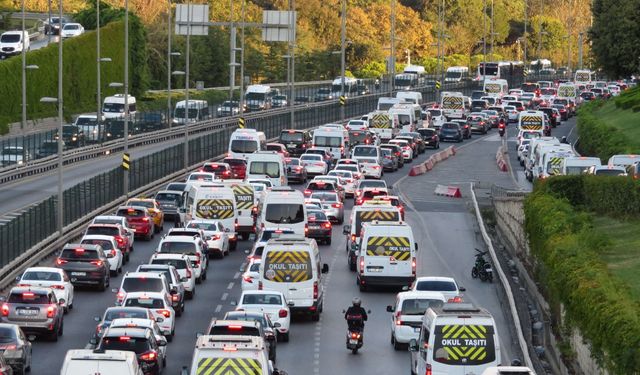 Okulun ilk gününde yollarda trafik yoğunluğu