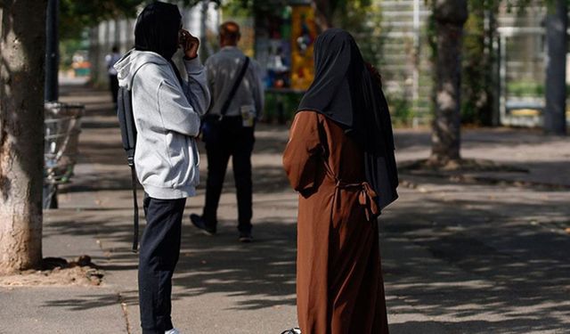 Fransa'da üç sendika, okullardaki abaya yasağını Danıştay'a taşıdı